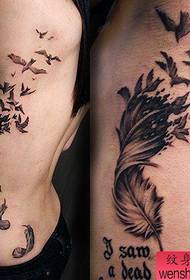 un modello di tatuaggio lettera Yan piumato in vita