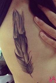gražus plunksnos šoninės juosmens tatuiruotės paveikslėlis