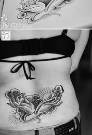 Auspiciosa nube alrededor de las manos de las perlas patrón de tatuaje de deseo