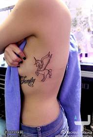 Tattooенски странична половината од еднорог тетоважа работи со тетоважа