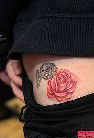 एक महिला को कम्मर गुलाब टैटू बान्की