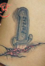 Talia băiatului plină de personalitate tatuaj cuțit pumnal
