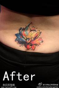 Gambar tato lotus warna pinggang perempuan