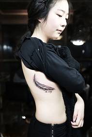 pequeña imagen de tatuaje de pluma de cintura de belleza lateral