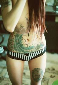 seksi djevojka prekrasan tetovaža trbuha i struka