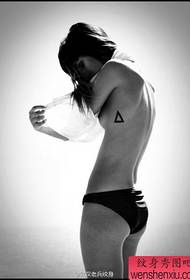 Tatuajul triunghi lateral cu talie pentru femei funcționează
