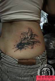 流行的女孩腰部百合花卉紋身圖案