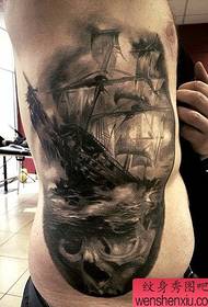figura e tatuazhit rekomandoi një punë tatuazhesh me vela lundruese
