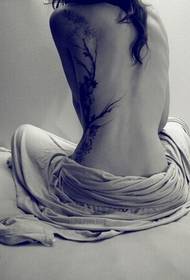 as nenas cintura fermoso tatuaje de árbore en branco e negro