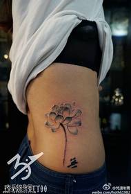 kant taille kleur inkt lotus tatoetmuster