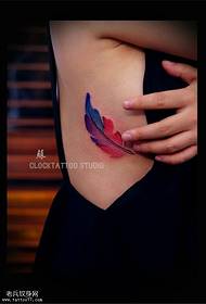 patrón de tatuaje de pluma de color de cintura lateral femenina