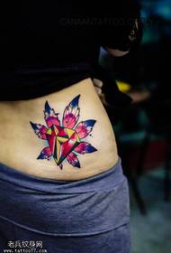 La barra dello spettacolo del tatuaggio ha raccomandato un modello di tatuaggio con diamante a foglia color vita femminile