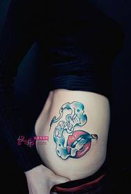 foto di tatuaggio di fumo femminile di labbra rosse di personalità della vita laterale