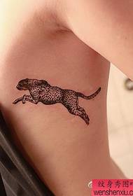 татуировка леопарда на талии
