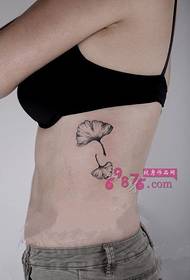 мала свежа слика за тетоважа на лисја од гинко