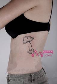 pequena tatuaxe de folla de ginkgo