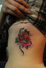 सेक्सी रातो गुलाब कम्मर टैटू चित्र