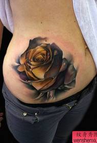 Opere di tatuaggio tatuaggio rosa vita femminile