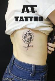 patró de tatuatge de gira-sol de cintura a la part lateral femenina proporcionat per la barra d'espectacles del tatuatge