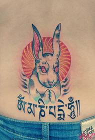 Achterkant taille schattige kleine konijn fee Engelse tattoo foto