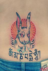 Foto di tatuaggio inglese carino coniglietto in vita sulla schiena
