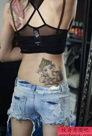 Poza spectacolului tatuaj recomandă modelul de tatuaj al zeului taliei laterale a unei femei