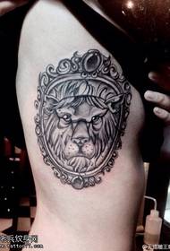 Узорак тетоваже лавовог сивог бока у струку