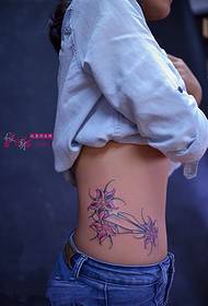 aereo di carta sottile in vita con immagine del tatuaggio di moda fiore