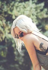 лична женска талия красиво изглеждащ пистолет татуировка модел