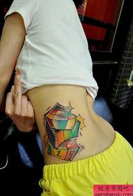 Pasek pokazu tatuażu zalecał wzór tatuażu w kolorze talii kobiety