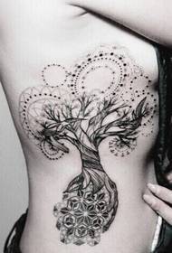 beleza da imagem de tatuagem de árvore de cristal no lado da cintura