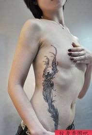 modèle de tatouage femme vigne taille