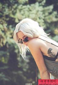 Tatuiruotės rodymo nuotrauka rekomenduoja moters tatuiruotės modelį iš pistoleto juosmens