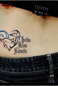 tjej midja vacker vacker liten delfin hjärta tatuering bild
