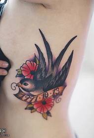 modèle de tatouage fleur hirondelle couleur côté taille femme