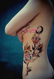 grožis plonas juosmuo kūrybingas gėlių tatuiruotė paveikslėlį