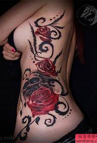 Tatuatge de flors de color de cintura femenina a color taro