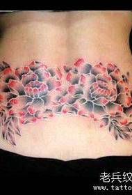 pola tato bunga warna pinggang wanita