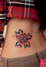 Tattoo ສະແດງໃຫ້ເຫັນຮູບພາບແນະ ນຳ ໃຫ້ມີຮູບແຕ້ມດອກໄມ້ສີແອວແອວ
