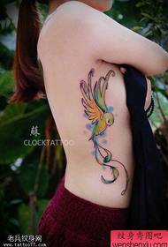 mwanamke Side kiuno rangi ya rangi ya hummingbird tattoo