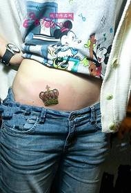 Gadis pinggang sisi mahkota gambar busana tato
