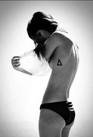 女性侧腰三角形纹身图案图片