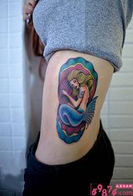 foto tatuaggio conchiglia a sirena in vita laterale