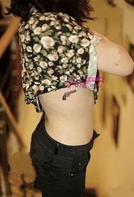 bellezza cintura rivolverine picculu ritrattu di tatuaggi
