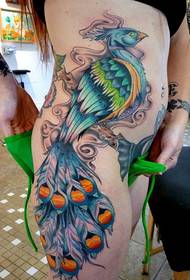 vita laterale di bellezza un'immagine sexy e bella del modello del tatuaggio del pavone