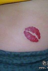 kleng frësch Taille Lip Tattoo funktionnéiert