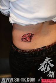 model de tatuaj cu diamant roșu pentru femei