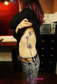 immagine del tatuaggio del fiore della pittura dell'inchiostro di colore