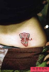 Imagem de show de tatuagem compartilhando um padrão de tatuagem na cintura lateral
