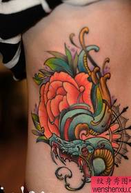 een zijdelingse taille van een vrouw pioen snake tattoo patroon